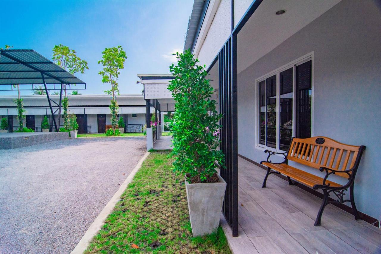 Oyo 533 Runya Poolvilla Прачуап-Кхірі-Кхан Екстер'єр фото